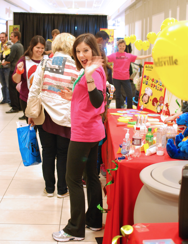 Women in pink shirt waving her hand.